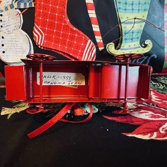 VTG Metal Red Fire Truck w/Ladder Flower Bow Ornament Christmas Holiday - Picture 12 of 14